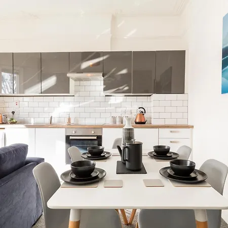 Stunning 5-bed Maisonette In