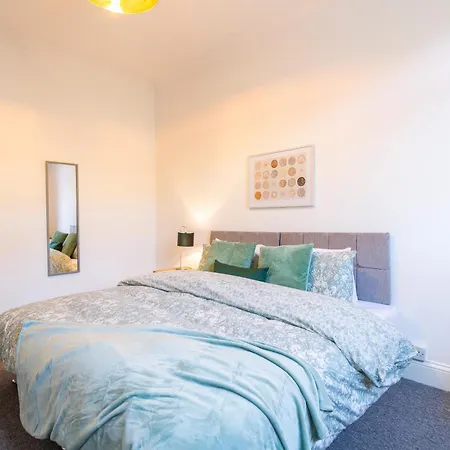 Stunning 5-bed Maisonette In Feriehus *
