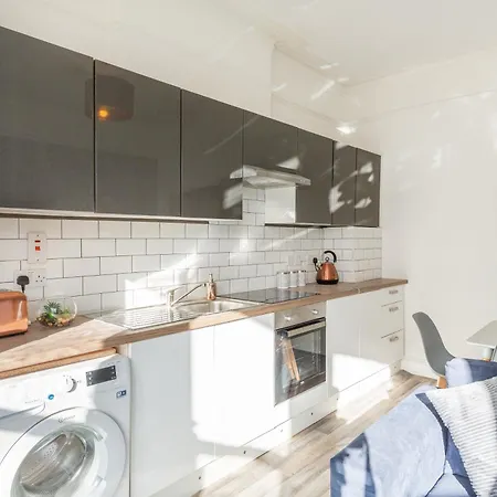 Stunning 5-bed Maisonette In *